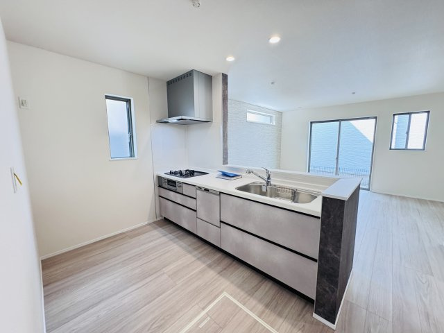 松戸市胡録台新築戸建のキッチン|お手入れしやすいレンジフード・シンクの水栓には浄水器がついてます！