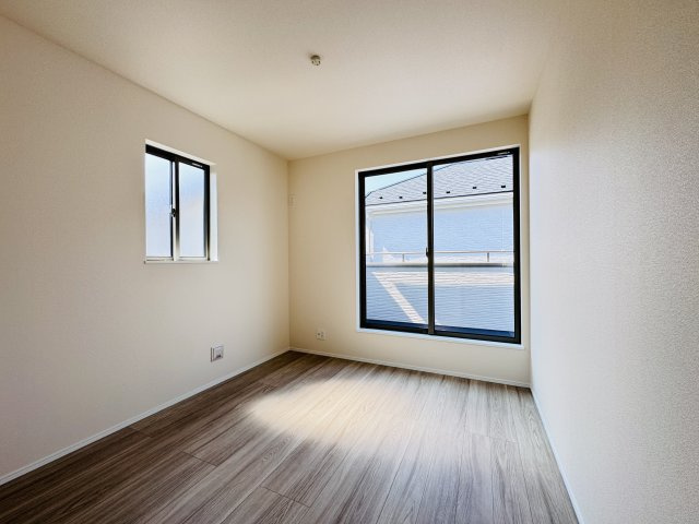 松戸市胡録台新築戸建の洋室|5.25帖洋室・南側バルコニー前の明るいお部屋です♪