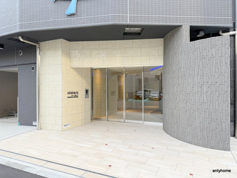 セレニテ難波ミラク参番館　仲介手数料無料のエントランス