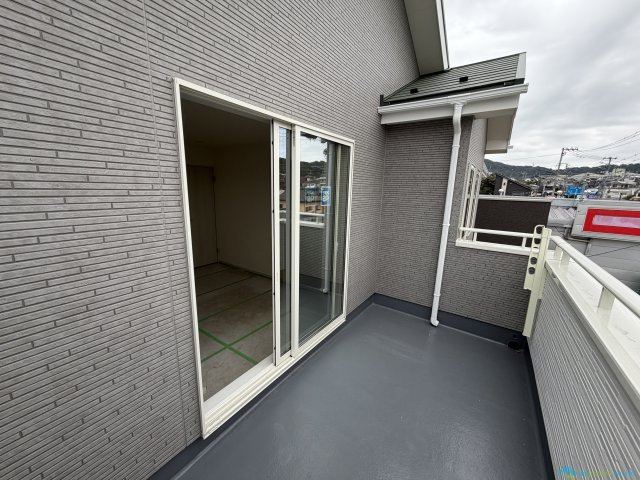 秦野市入船町　新築戸建　全3棟2号棟のバルコニー