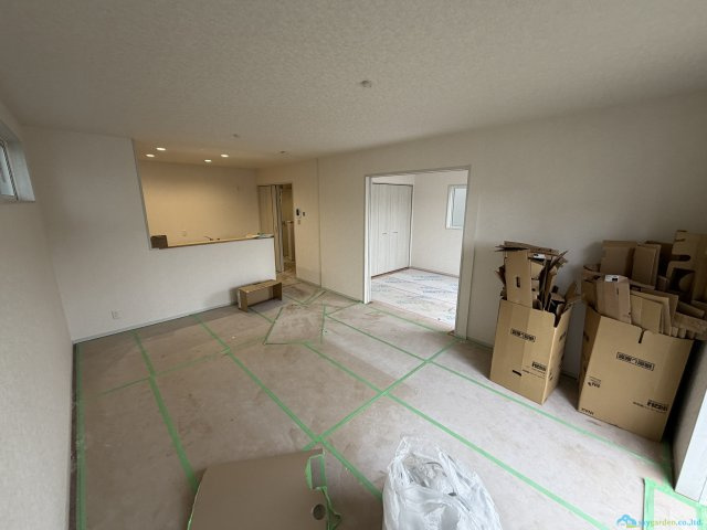 秦野市入船町　新築戸建　全3棟2号棟の居間・リビング