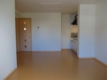 【居間・リビング】 | アイリスガーデンＢ | ゆったり過ごせる居間です