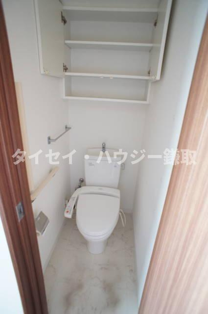 コスモレジデンス千葉登戸のトイレ|上部に棚のあるトイレです