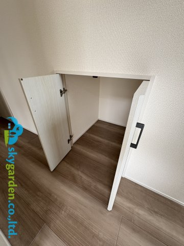 茅ヶ崎市東海岸南6丁目　新築戸建　全３棟３号棟の収納|階段下を利用したコンパクトな収納