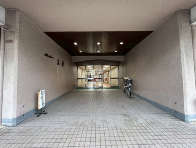 シャトー三愛|広々としたエントランスです。