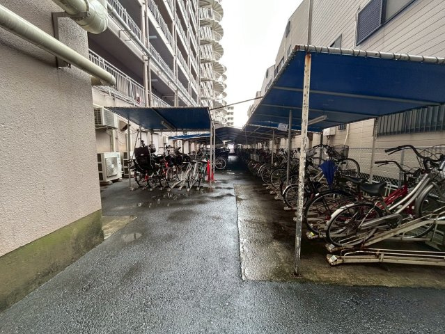 シャトー三愛の駐輪場