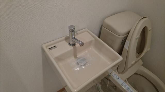 横須賀市追浜南町２丁目のアパートの洗面所