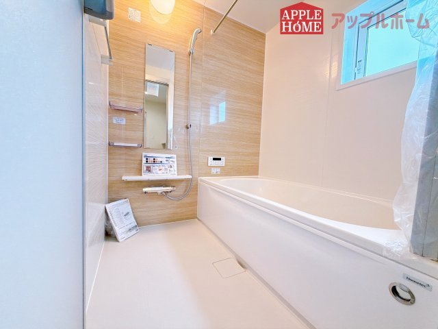 [新築住宅] 行田市谷郷 全1棟の浴室|窓付きのバスルームは、採光もあり明るく気持ちの良い空間です。窓があることで、換気環境も良好。掃除もスムーズに出来ます