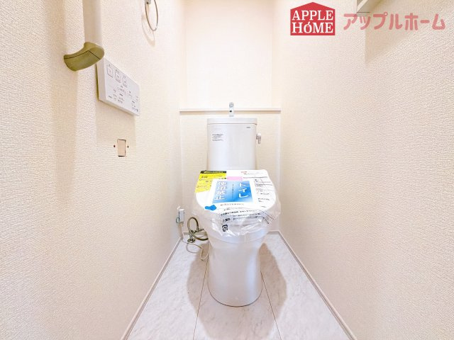 [新築住宅] 行田市谷郷 全1棟のトイレ|節水型でエコなトイレには、今では当たり前の温水洗浄機能付き。便座を温める機能もついていて、居心地の良い空間♪