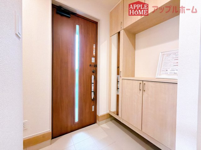 [新築住宅] 行田市谷郷 全1棟の玄関|上下棚にたっぷり靴を収納できます。「ただいま」と玄関を開けた瞬間から、奥に広がる空間を明るい室内を感じられますね♪