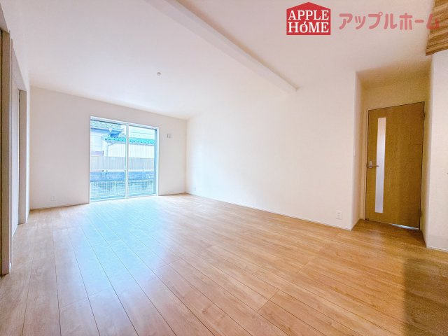 [新築住宅] 行田市谷郷 全1棟の居間・リビング|窓から差し込む光で家族を温かく包み込みます。明るいリビングで子育てする喜びを☆いつでも見学可能です！