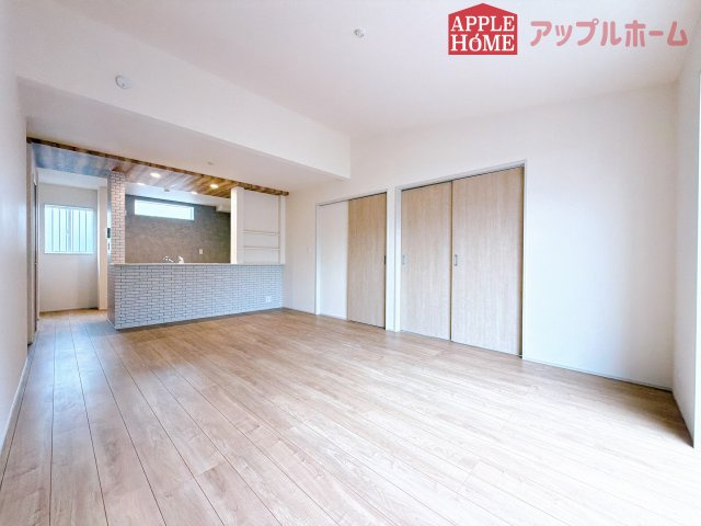 [新築住宅] 行田市谷郷 全1棟の居間・リビング|広々リビング×対面キッチンで家族の会話も弾みます♪家族団らんの秘訣は間取りにあり☆夢のマイホームを一緒に叶えましょう！
