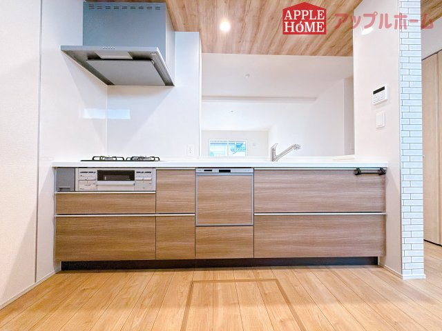 [新築住宅] 行田市谷郷 全1棟のキッチン|キッチンから部屋中が見守れるので、小さなお子様がいるご家庭でも安心です。シンプル×ナチュラルな温かい空間は、どんなスタイルの家具も合わせやすいお部屋です。
