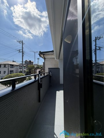 秦野市入船町　新築戸建　全3棟1号棟のバルコニー