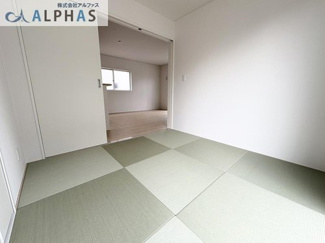 【和室】 | 三木市志染町東自由が丘一丁目　新築戸建 | （1号棟）
■LDKと一体利用することで、さらに開放感のある空間に♪