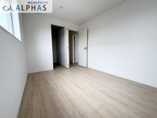 【洋室】 | 三木市志染町東自由が丘一丁目　新築戸建 | ■出窓のため、お部屋が広く感じられ開放的です♪