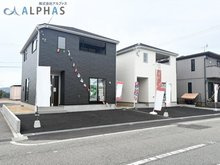 【外観】 | 三木市志染町東自由が丘一丁目　新築戸建 | ■前面道路幅が広いため、駐車しやすい♪
■並列2台駐車スペースあります♪※車種による