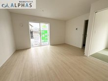 【居間・リビング】 | 三木市志染町東自由が丘一丁目　新築戸建 | 1号棟）
■LDK約15.5帖で、和室に繋がっていて使いやすく明るいリビングです♪
■隣接する和室の扉を開けばさらに開放感のあるお部屋となります♪