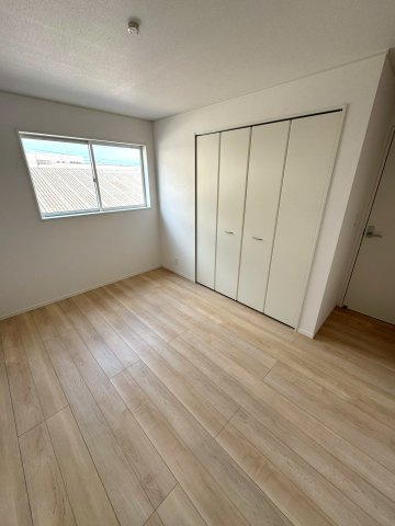 沼津市沢田町第1　新築戸建　全5棟　2号棟　の寝室|全ての居室にクローゼットがあるため、居室内がスッキリ片付きます。