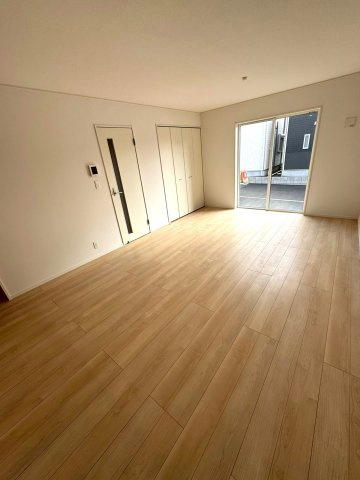 沼津市沢田町第1　新築戸建　全5棟　2号棟　の居間・リビング|明るい光が差し込むリビングは自然と家族が集まる場所になりそうですね