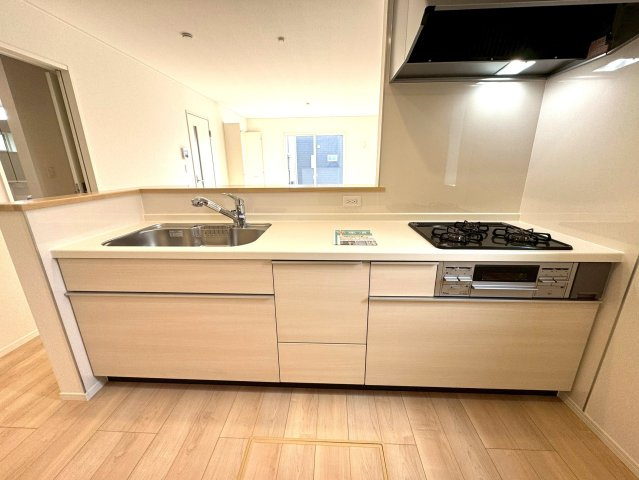 沼津市沢田町第1　新築戸建　全5棟　2号棟　のキッチン|お料理がはかどる３口コンロ♪