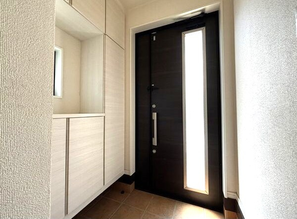 西区清里町戸建の玄関