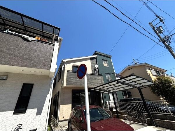西区清里町戸建の駐車場