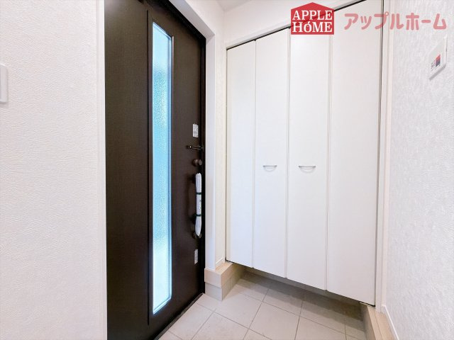 [新築住宅] 行田市向町 第2 全2棟の玄関|明るく清潔感のある玄関でお客様を迎えるスペースをパッと明るい印象に！大容量の収納力で大家族の履物もすっきり収納できます♪