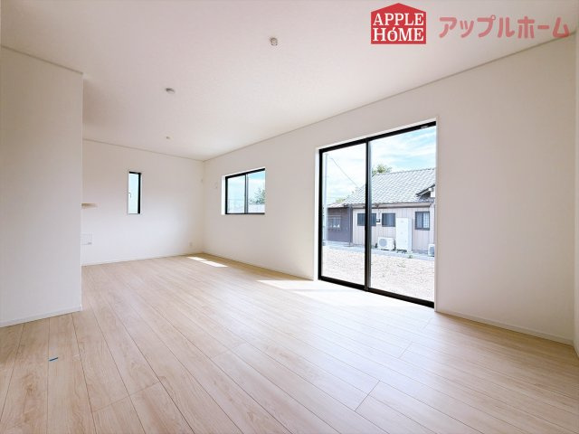 [新築住宅] 行田市向町 第2 全2棟の居間・リビング|窓から差し込む光で家族を温かく包み込みます。明るいリビングで子育てする喜びを☆いつでも見学可能です！