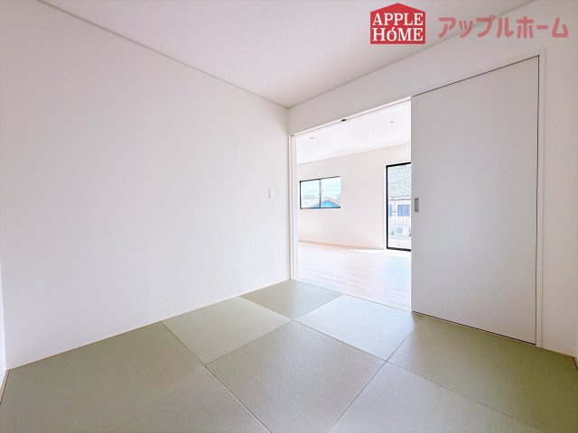[新築住宅] 行田市向町 第2 全2棟の和室|クローゼット付きの和室は、収納スペースが豊富で部屋全体がすっきりと片付きやすいのが特徴です。荷物を整理しやすく、生活感を抑えた洗練された空間を保てます。