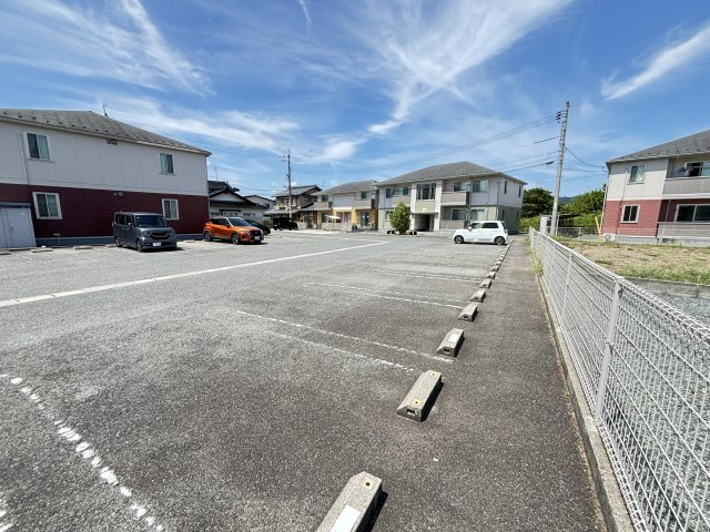 ジュエル　ガーネットの駐車場
