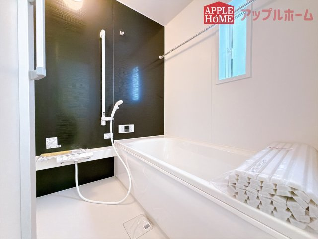 [新築住宅] 行田市向町 第2 全2棟の浴室|窓付きのバスルームは、採光もあり明るく気持ちの良い空間です。窓があることで、換気環境も良好。掃除もスムーズに出来ます♪