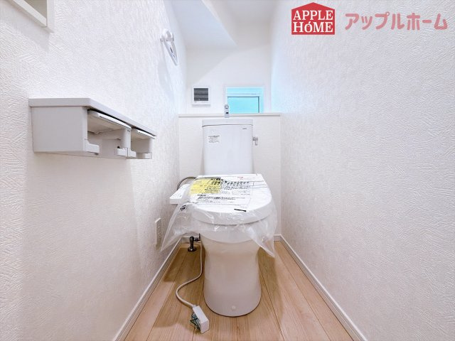 [新築住宅] 行田市向町 第2 全2棟のトイレ|節水型でエコなトイレには、今では当たり前の温水洗浄機能付き。便座を温める機能もついていて、居心地の良い空間♪