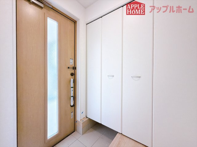 [新築住宅] 行田市向町 第2 全2棟の玄関|明るく清潔感のある玄関でお客様を迎えるスペースをパッと明るい印象に！大容量の収納力で大家族の履物もすっきり収納できます♪