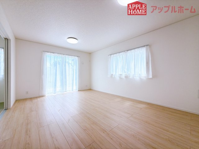 [新築住宅] 行田市向町 第2 全2棟の居間・リビング|窓から差し込む光で家族を温かく包み込みます。明るいリビングで子育てする喜びを☆いつでも見学可能です！