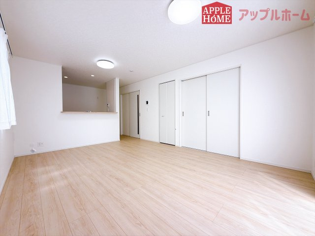[新築住宅] 行田市向町 第2 全2棟の居間・リビング|広々リビング×対面キッチンで家族の会話も弾みます♪家族団らんの秘訣は間取りにあり☆夢のマイホームを一緒に叶えましょう！