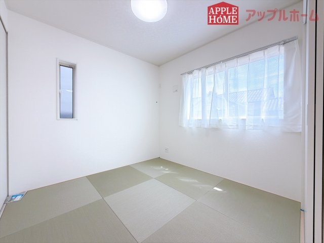 [新築住宅] 行田市向町 第2 全2棟の和室|クローゼット付きの和室は、収納スペースが豊富で部屋全体がすっきりと片付きやすいのが特徴です。荷物を整理しやすく、生活感を抑えた洗練された空間を保てます。