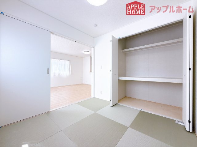 [新築住宅] 行田市向町 第2 全2棟の和室|クローゼット付きの和室は、収納スペースが豊富で部屋全体がすっきりと片付きやすいのが特徴です。荷物を整理しやすく、生活感を抑えた洗練された空間を保てます。