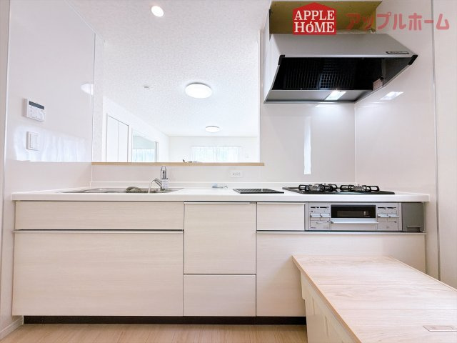 [新築住宅] 行田市向町 第2 全2棟のキッチン|キッチンから部屋中が見守れるので、小さなお子様がいるご家庭でも安心です。シンプル×ナチュラルな温かい空間は、どんなスタイルの家具も合わせやすいお部屋です。