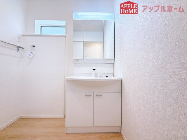 [新築住宅] 行田市向町 第2 全2棟の独立洗面台|三面鏡付きの洗面化粧台ですので、たっぷりと収納いただけます。白を基調とした清潔感のある快適空間です。毎日の身支度も気持ち良くお使い頂けます！！