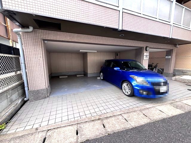 ロイヤルメゾン六甲道の駐車場