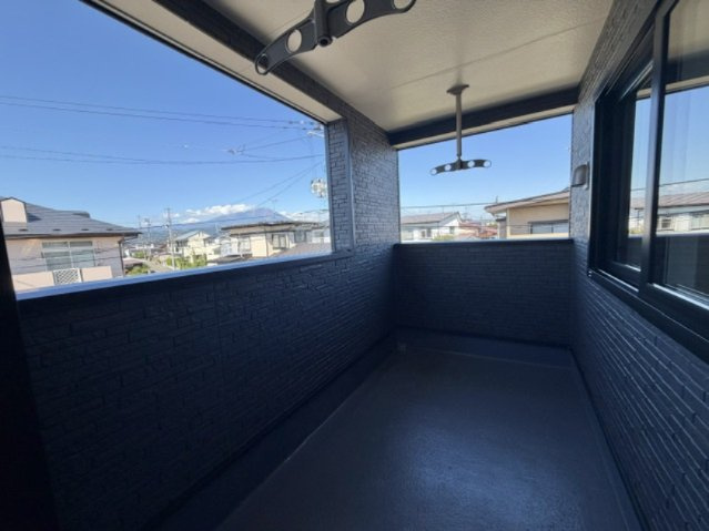 盛岡市中堤町のバルコニー|キャンプ用の椅子やテーブルを置いてお家キャンプが楽しめます