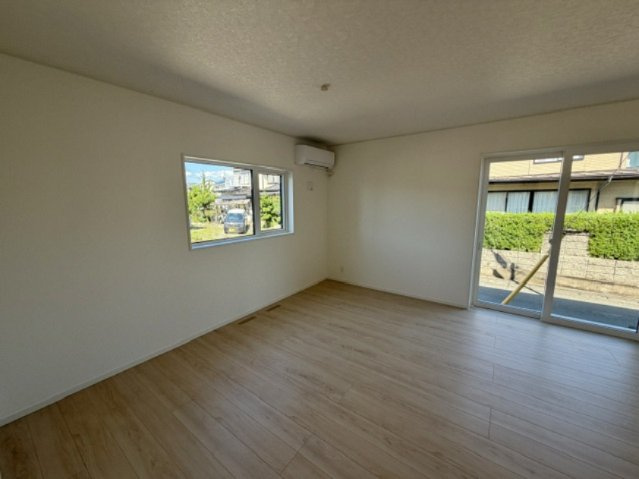 盛岡市中堤町の居間・リビング|自然光が差し込み、家族が集まる心地よい空間です。