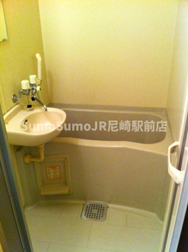 レオパレスツインズ加島弐番館の浴室|コンパクトで使いやすいお風呂です