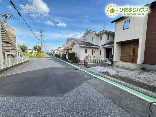 熊谷市妻沼　第5期　新築一戸建て　クライン　01の前面道路含む現地写真|すっきりとした整然とした街並みが広がっています！落ち着いた環境のため、小さなお子様がいるご家庭でも安心感を持って毎日の生活をスタートしていただける現地周辺環境です♪