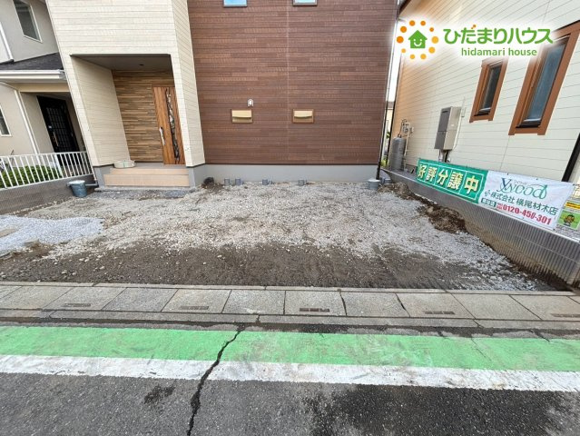 熊谷市妻沼　第5期　新築一戸建て　クライン　01の駐車場|お車を並列で2台分ゆったりと停められる駐車スペースを備えています！出し入れがスムーズで、朝の慌ただしい時間帯やご家族でのお買い物帰り、急なご来客の際にも便利にお使いいただける広さがあります♪