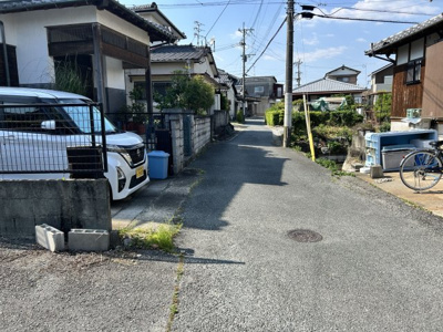 【周辺】 | 手鎌売地 | 交通量が少なく、落ち着いて駐車できる前面道路です。