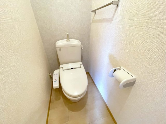 ソレアードⅡのトイレ|※左右反転タイプ・別室の写真になります。