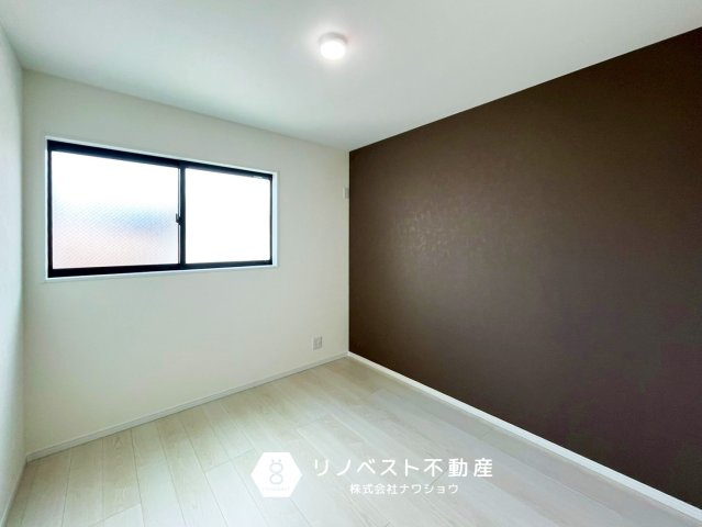 東大阪市岩田町1丁目　G号地の洋室|ブラウンのアクセントクロスが特徴的。どんなインテリアにも合う色味です♪