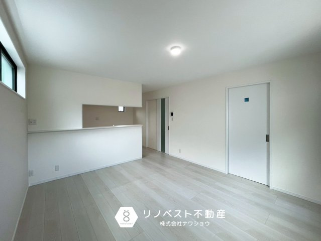 東大阪市岩田町1丁目　G号地の居間・リビング|水回り設備がLDKに集結しており家事導線が良いです◎
リビングで寛ぐお子様を見守りながら作業できます♪